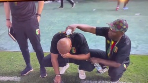 控诉对手施巫术 尼日利亚主帅昔日遭绝杀“洗头”视频被疯转